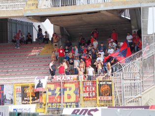 I tifosi della Casertana l'anno scorso a Lecce (Foto Giuseppe Scialla)