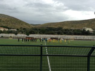 Le due squadre in mezzo al campo all'entrata