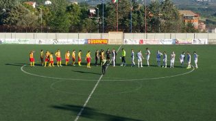 Le due squadre in mezzo al campo