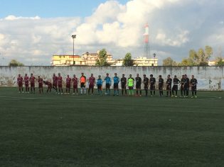 Le due squadre al centro del campo