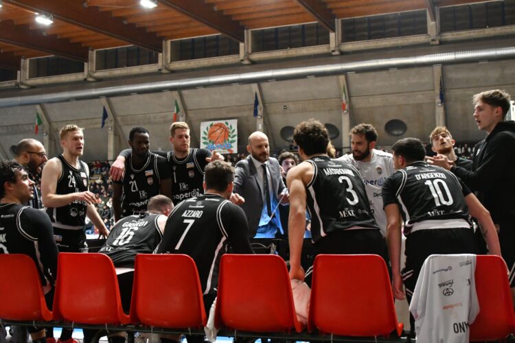 Un timeout di coach Cagnazzo contro Ruvo di Puglia